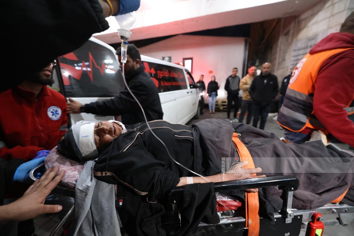 مصابون في اعتداء المستعمرين على قرية المغير يصلون مجمع فلسطين الطبي